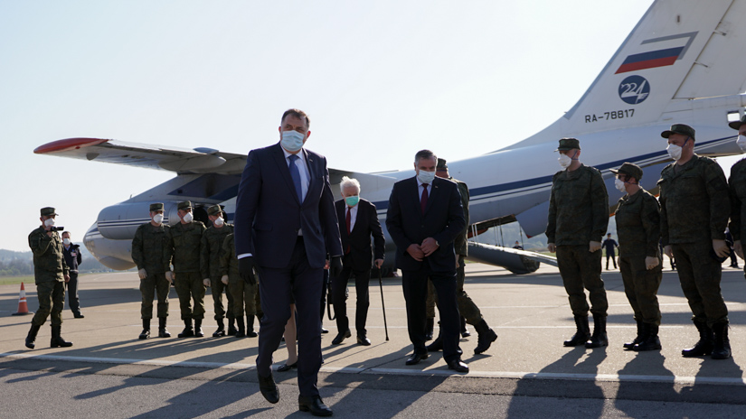 Milorad Dodik na dočeku ruskih stručnjaka (aerodrom Mahovljani, 9.april) / FOTO: GERILA