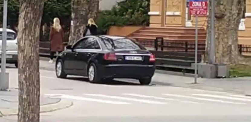 Crni Audi A6 koji, po riječima grupe PzD, prati pripadnike ove grupe građana