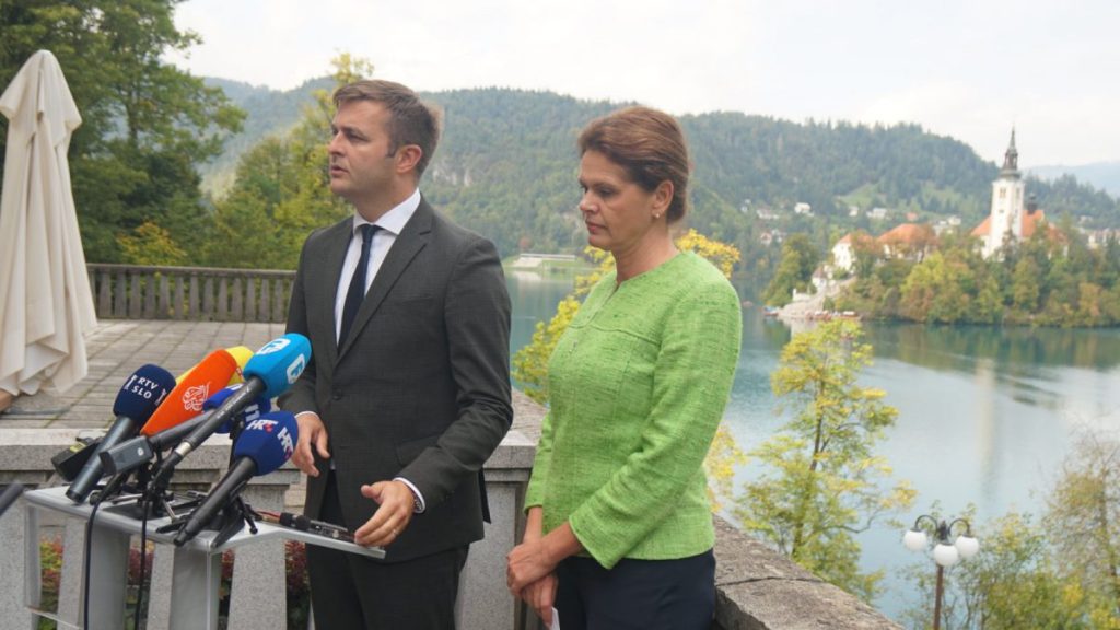 tadašnji hrvatski ministar zaštite okoliša i energetike Tomislav Ćorić i slovenska ministrica za infrastrukturu Alenka Bratušek poslije sastanka na Bledu / FOTO: GERILA